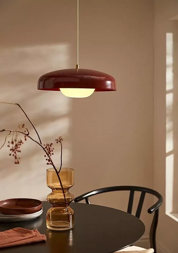 Mesa e luminária em um ambiente mobiliado